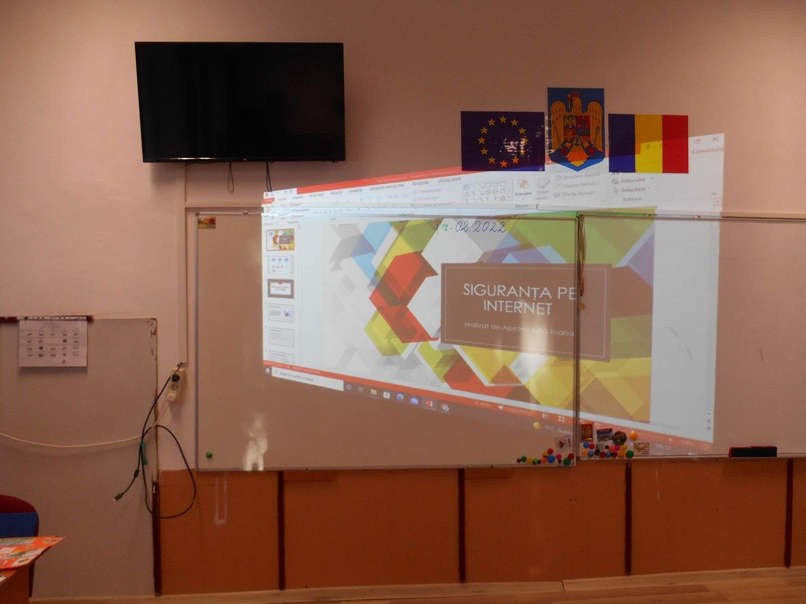 Snack retail conjunction Școala gimnazială,,Calistrat Hogas,, Roman din Neamt, are nevoie de Tablă  interactivă